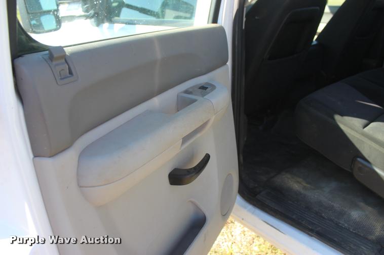 image for item L4829 2011 Chevrolet Silverado 3500HD Crew Cab flatbed pickup truck