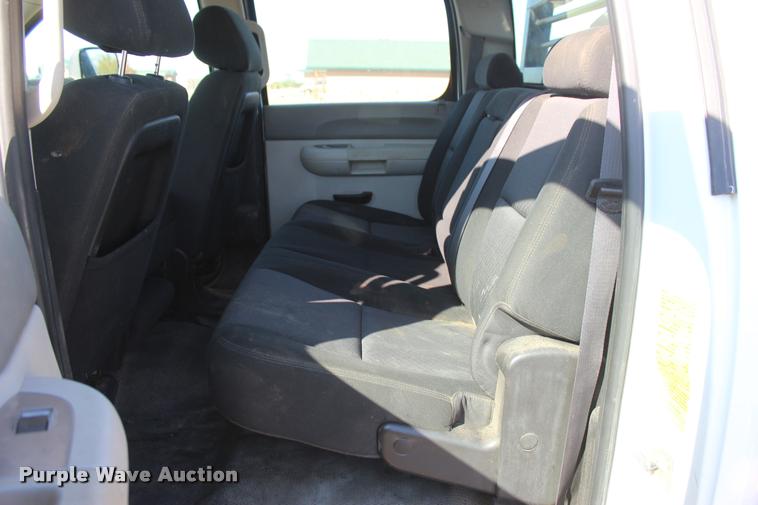 image for item L4829 2011 Chevrolet Silverado 3500HD Crew Cab flatbed pickup truck