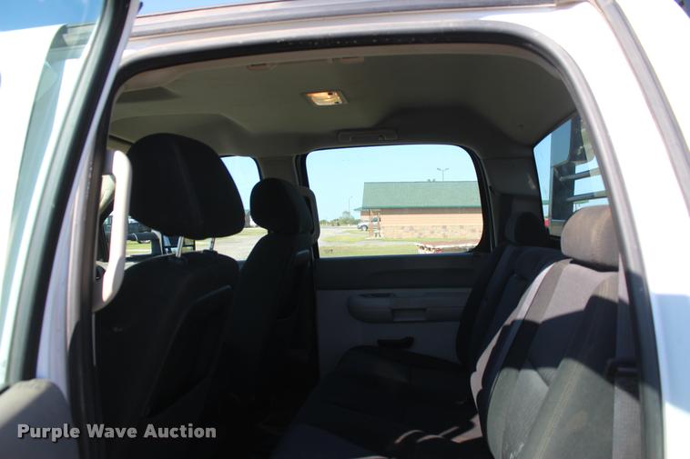 image for item L4829 2011 Chevrolet Silverado 3500HD Crew Cab flatbed pickup truck