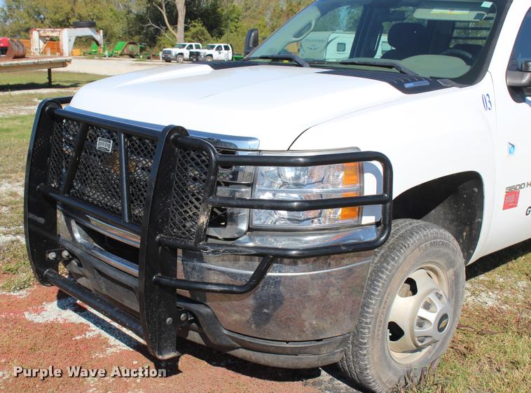 image for item L4829 2011 Chevrolet Silverado 3500HD Crew Cab flatbed pickup truck