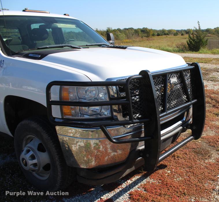image for item L4829 2011 Chevrolet Silverado 3500HD Crew Cab flatbed pickup truck