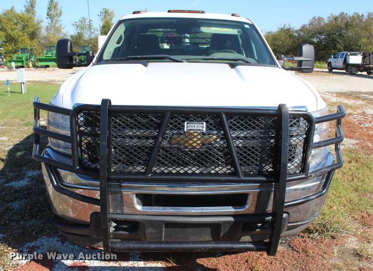 image for item L4829 2011 Chevrolet Silverado 3500HD Crew Cab flatbed pickup truck