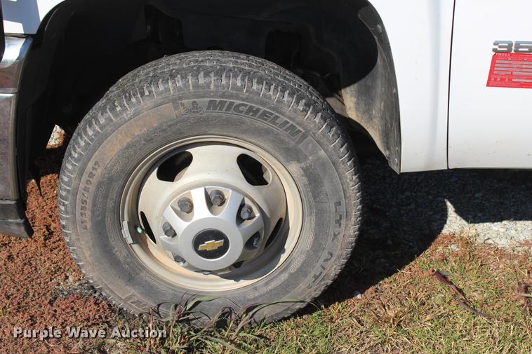 image for item L4829 2011 Chevrolet Silverado 3500HD Crew Cab flatbed pickup truck