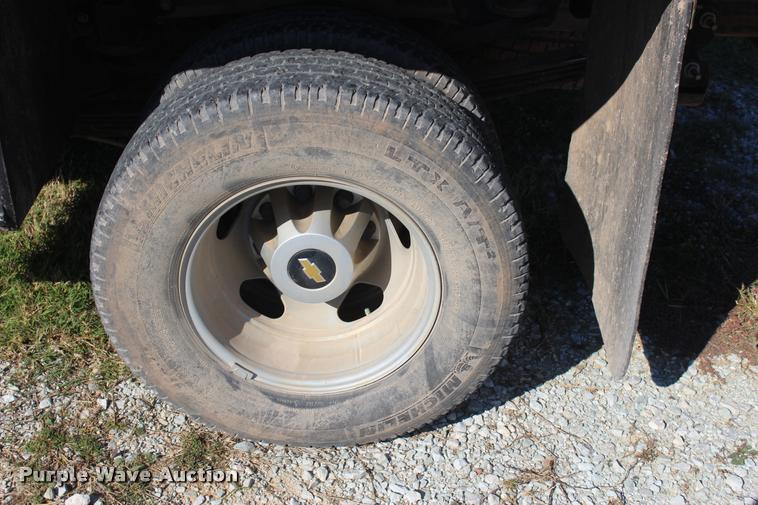 image for item L4829 2011 Chevrolet Silverado 3500HD Crew Cab flatbed pickup truck