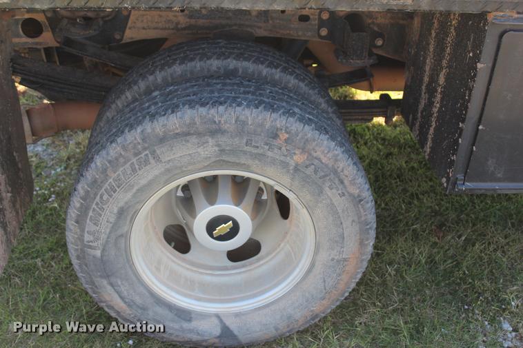 image for item L4829 2011 Chevrolet Silverado 3500HD Crew Cab flatbed pickup truck