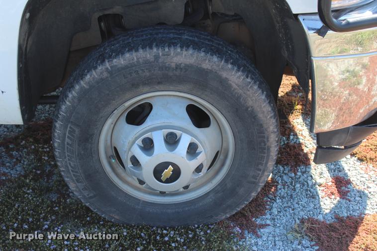 image for item L4829 2011 Chevrolet Silverado 3500HD Crew Cab flatbed pickup truck