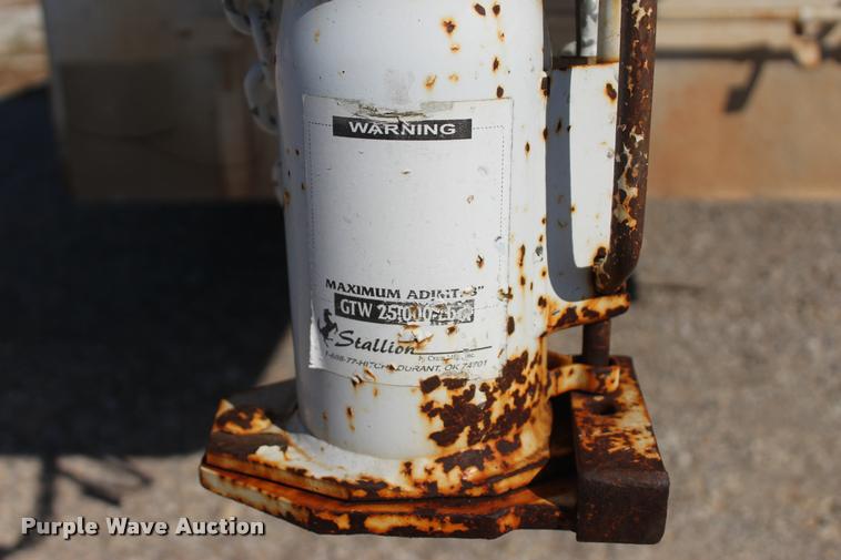 image for item L4830 2007 WW enclosed cargo trailer