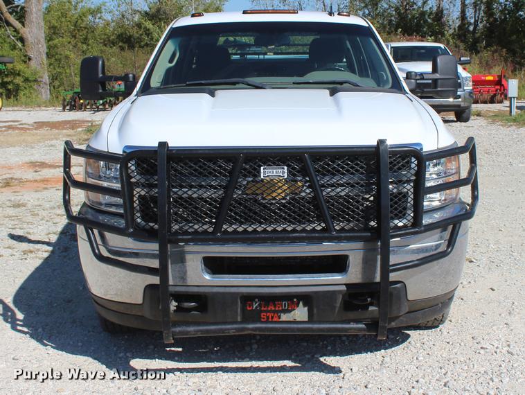image for item L4835 2012 Chevrolet Silverado 3500HD Crew Cab flatbed pickup truck