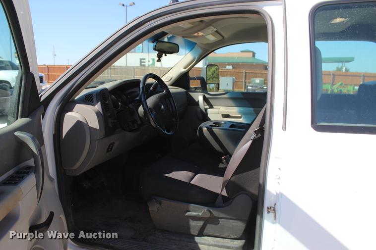 image for item L4835 2012 Chevrolet Silverado 3500HD Crew Cab flatbed pickup truck