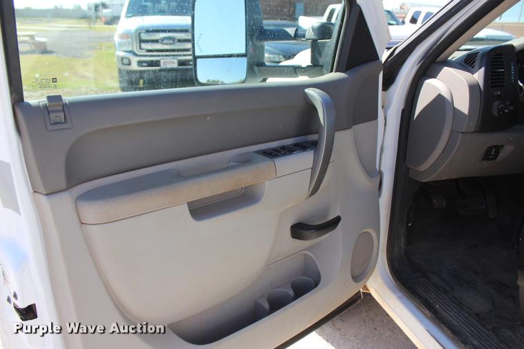 image for item L4835 2012 Chevrolet Silverado 3500HD Crew Cab flatbed pickup truck