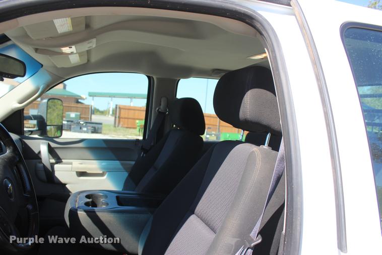 image for item L4835 2012 Chevrolet Silverado 3500HD Crew Cab flatbed pickup truck