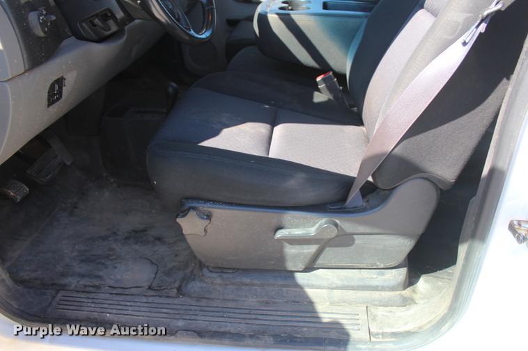 image for item L4835 2012 Chevrolet Silverado 3500HD Crew Cab flatbed pickup truck