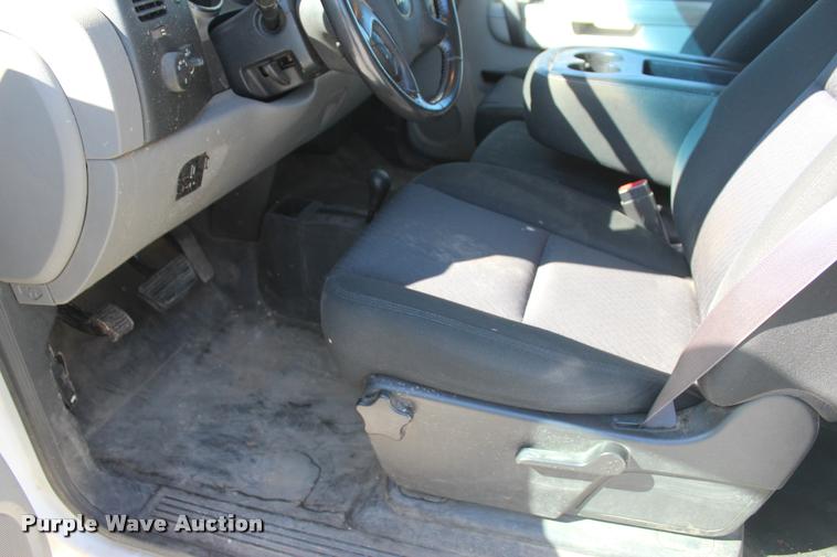 image for item L4835 2012 Chevrolet Silverado 3500HD Crew Cab flatbed pickup truck