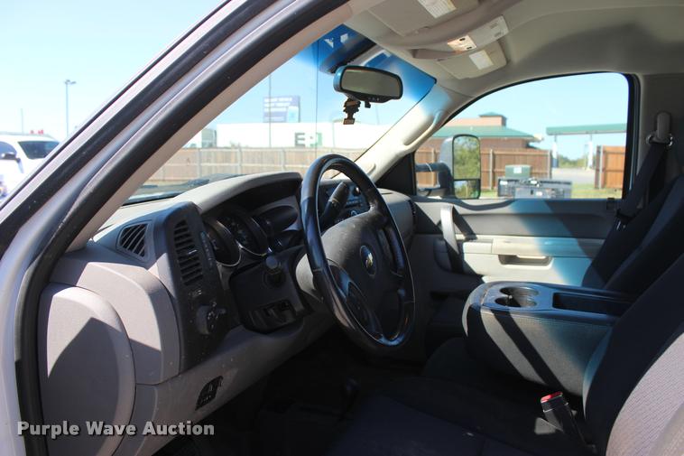 image for item L4835 2012 Chevrolet Silverado 3500HD Crew Cab flatbed pickup truck