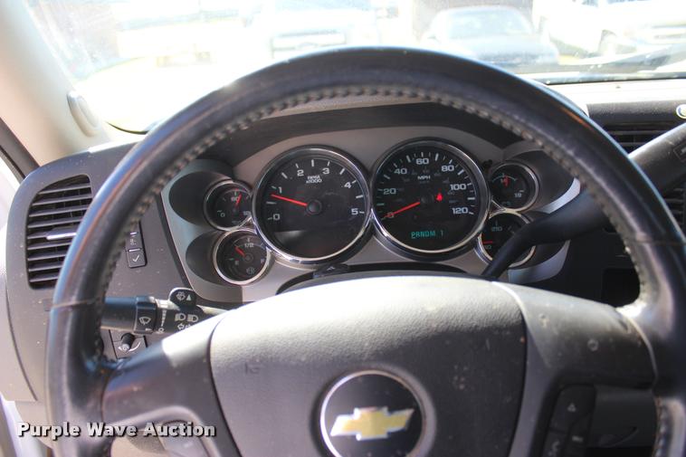 image for item L4835 2012 Chevrolet Silverado 3500HD Crew Cab flatbed pickup truck