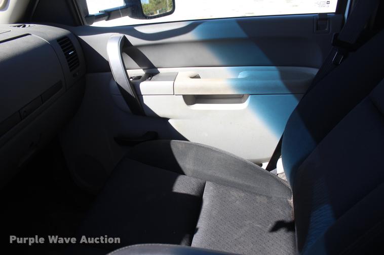 image for item L4835 2012 Chevrolet Silverado 3500HD Crew Cab flatbed pickup truck