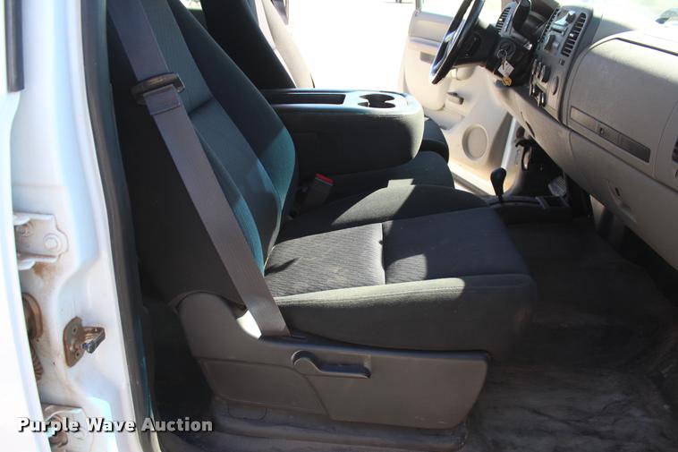 image for item L4835 2012 Chevrolet Silverado 3500HD Crew Cab flatbed pickup truck