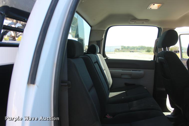 image for item L4835 2012 Chevrolet Silverado 3500HD Crew Cab flatbed pickup truck