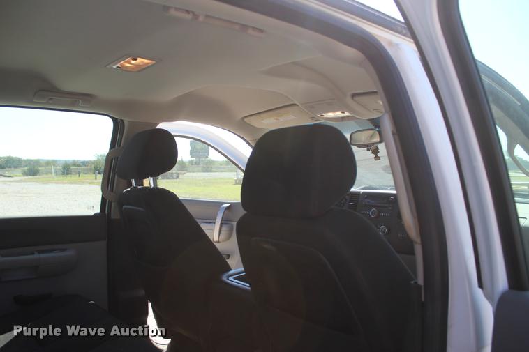 image for item L4835 2012 Chevrolet Silverado 3500HD Crew Cab flatbed pickup truck