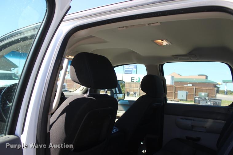 image for item L4835 2012 Chevrolet Silverado 3500HD Crew Cab flatbed pickup truck