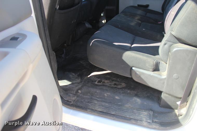 image for item L4835 2012 Chevrolet Silverado 3500HD Crew Cab flatbed pickup truck