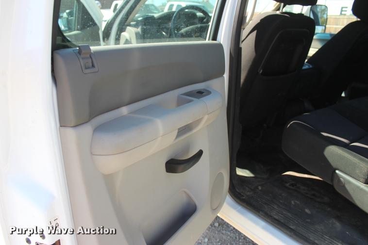 image for item L4835 2012 Chevrolet Silverado 3500HD Crew Cab flatbed pickup truck