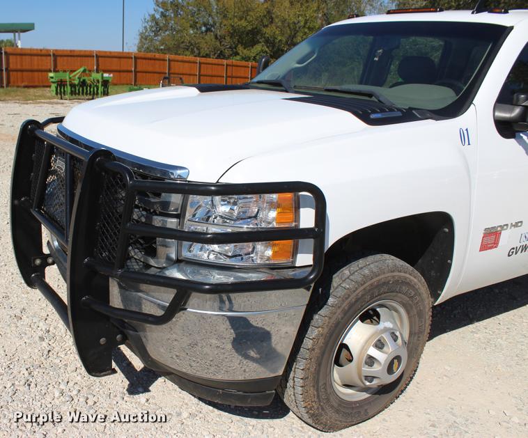 image for item L4835 2012 Chevrolet Silverado 3500HD Crew Cab flatbed pickup truck