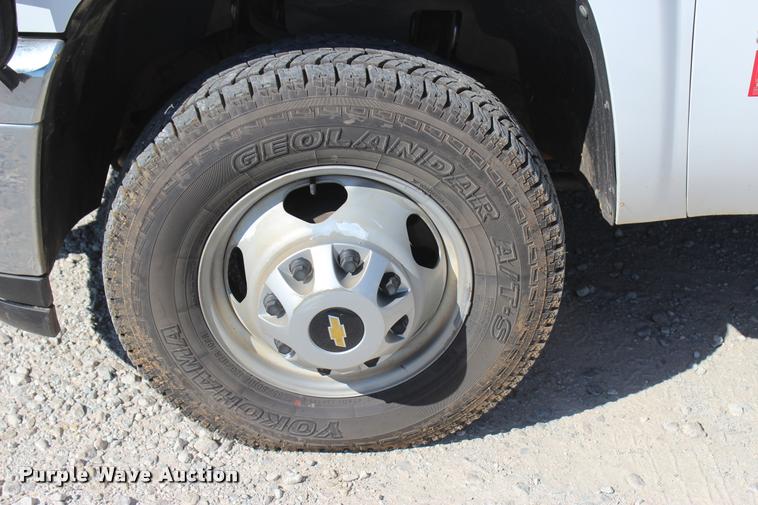 image for item L4835 2012 Chevrolet Silverado 3500HD Crew Cab flatbed pickup truck