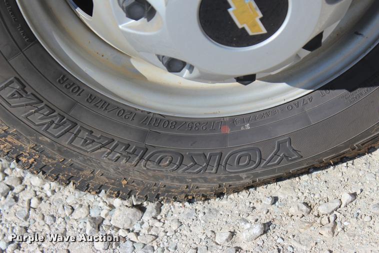 image for item L4835 2012 Chevrolet Silverado 3500HD Crew Cab flatbed pickup truck