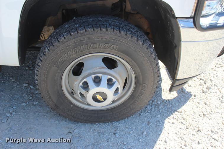 image for item L4835 2012 Chevrolet Silverado 3500HD Crew Cab flatbed pickup truck