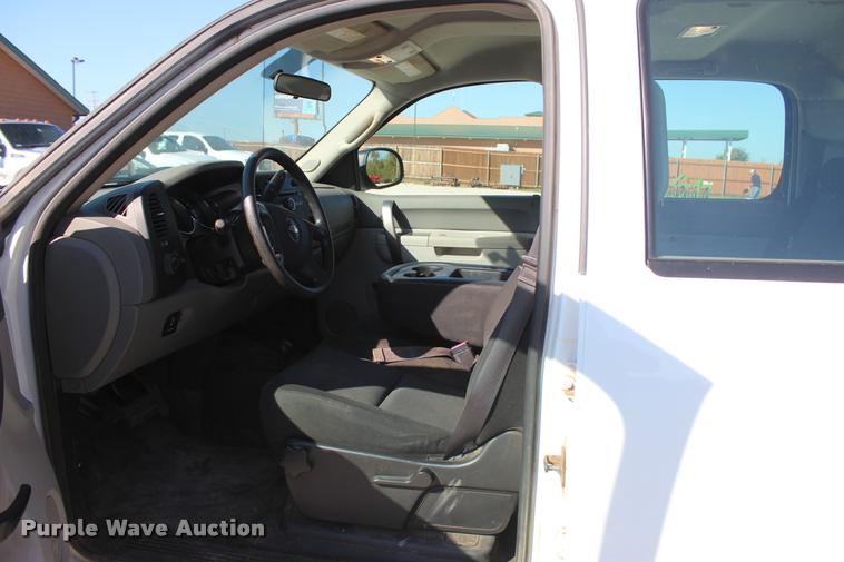 image for item L4843 2013 Chevrolet Silverado 2500HD Crew Cab pickup truck