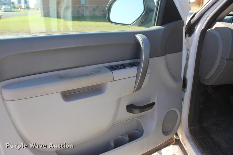 image for item L4843 2013 Chevrolet Silverado 2500HD Crew Cab pickup truck