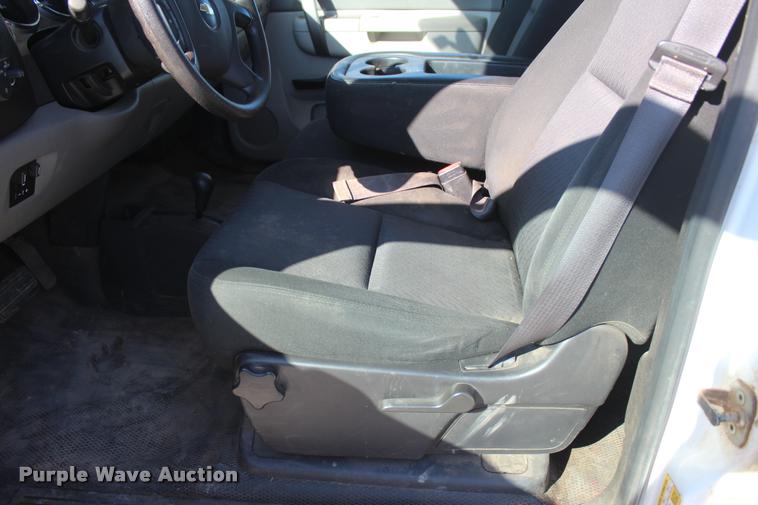 image for item L4843 2013 Chevrolet Silverado 2500HD Crew Cab pickup truck