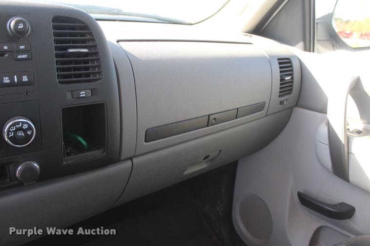 image for item L4843 2013 Chevrolet Silverado 2500HD Crew Cab pickup truck