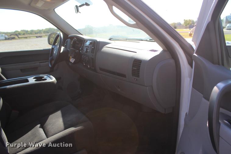 image for item L4843 2013 Chevrolet Silverado 2500HD Crew Cab pickup truck