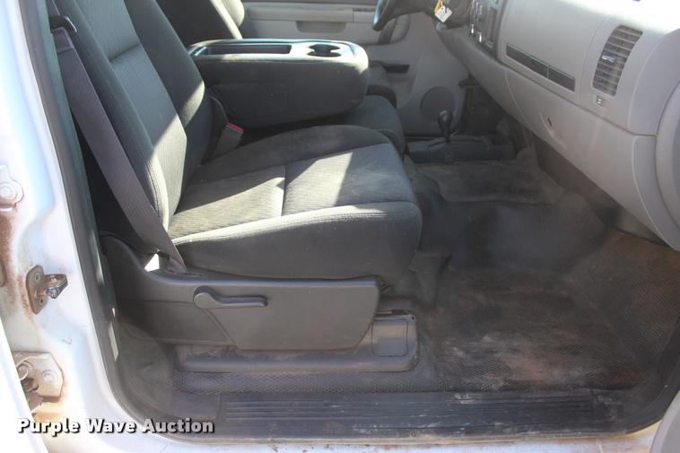 image for item L4843 2013 Chevrolet Silverado 2500HD Crew Cab pickup truck