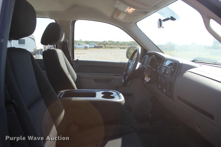 image for item L4843 2013 Chevrolet Silverado 2500HD Crew Cab pickup truck