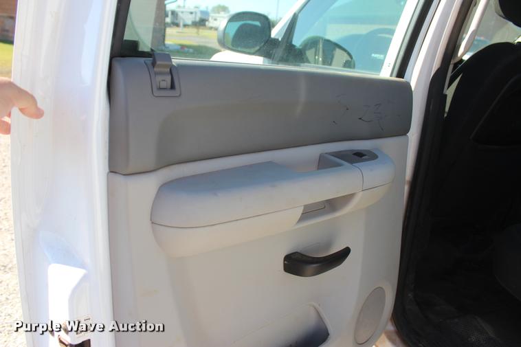 image for item L4843 2013 Chevrolet Silverado 2500HD Crew Cab pickup truck