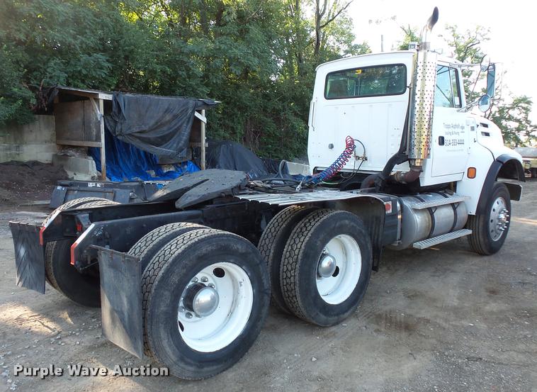 image for item BS9760 1994 Ford LTLS9000 semi truck