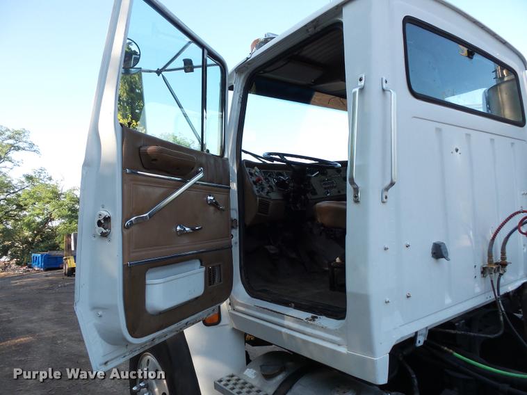 image for item BS9760 1994 Ford LTLS9000 semi truck