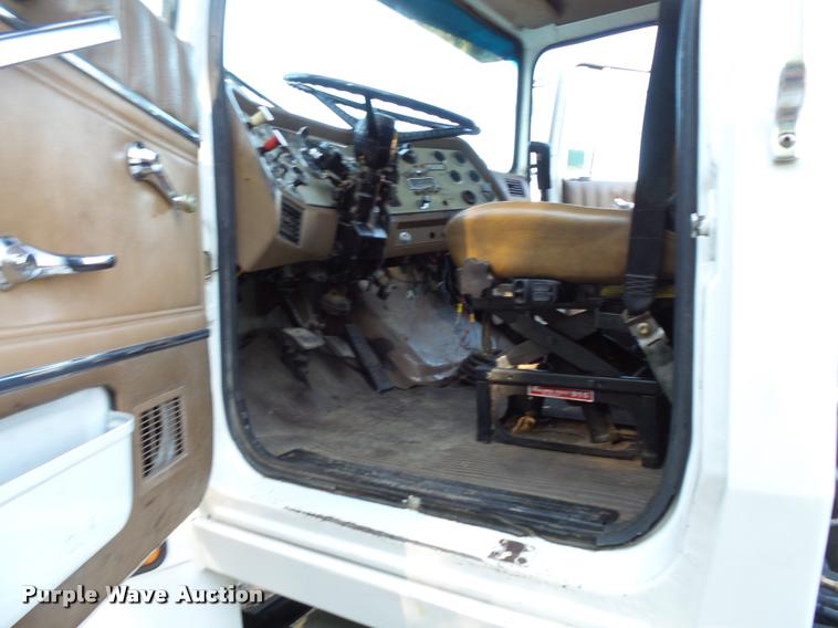 image for item BS9760 1994 Ford LTLS9000 semi truck