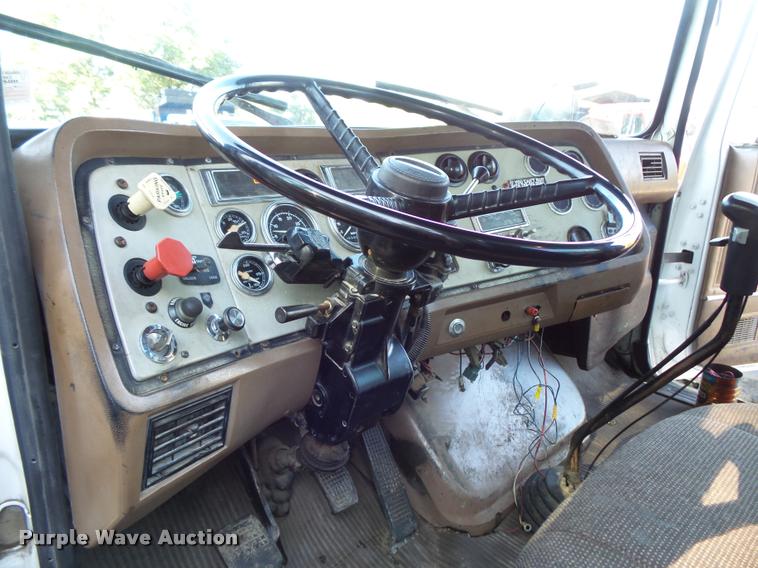 image for item BS9760 1994 Ford LTLS9000 semi truck