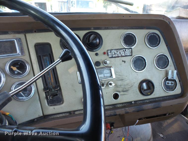 image for item BS9760 1994 Ford LTLS9000 semi truck