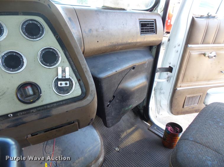 image for item BS9760 1994 Ford LTLS9000 semi truck