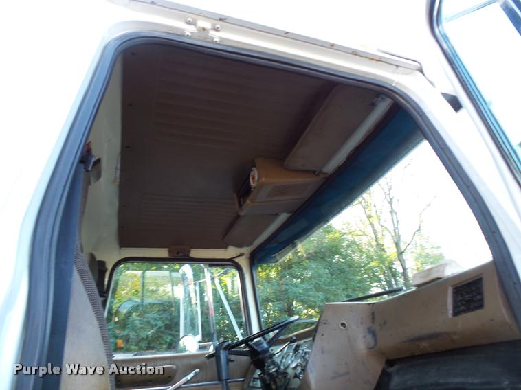 image for item BS9760 1994 Ford LTLS9000 semi truck