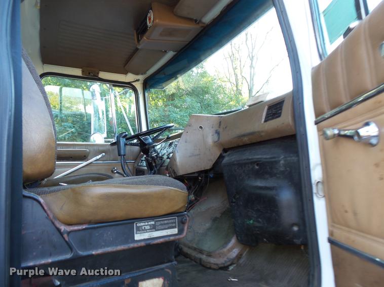 image for item BS9760 1994 Ford LTLS9000 semi truck