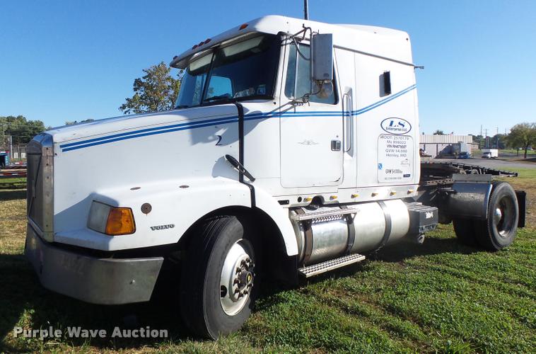 image for item K5675 1994 Volvo WIA semi truck