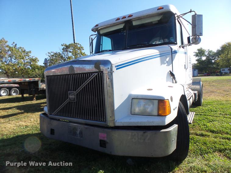 image for item K5675 1994 Volvo WIA semi truck
