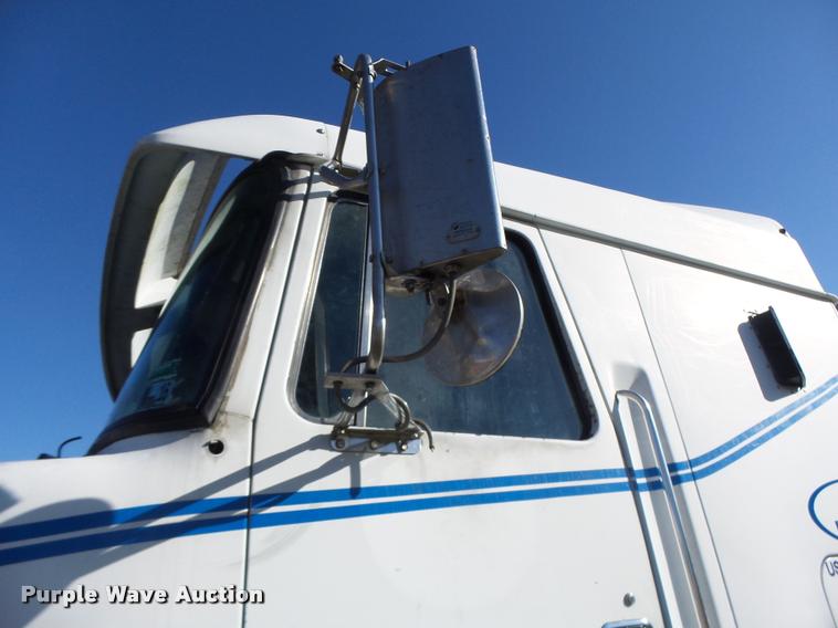 image for item K5675 1994 Volvo WIA semi truck