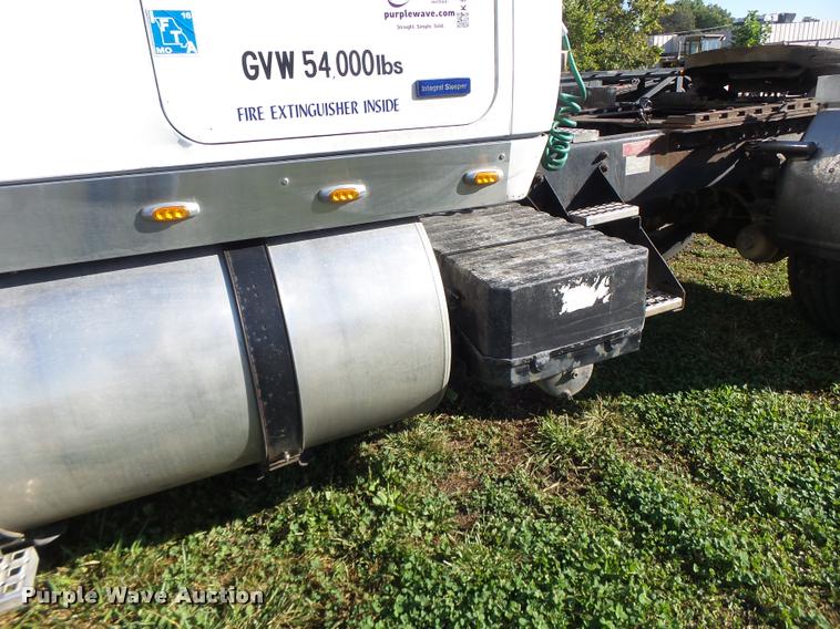 image for item K5675 1994 Volvo WIA semi truck